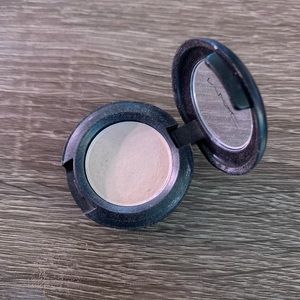 MAC EYESHADOW- CREAMY BISQUE